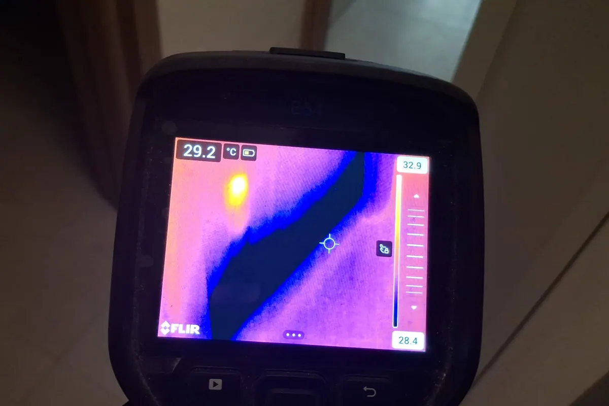 Thermal imaging screen used during a floor-level leak check